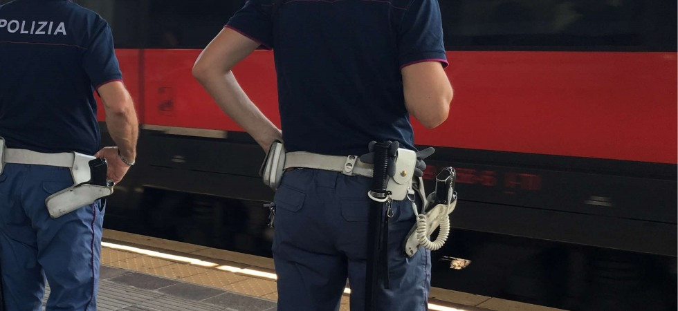 Viaggiava tranquillamente su un treno ma doveva scontare oltre 6 anni di prigione per i reati di furto e spaccio di