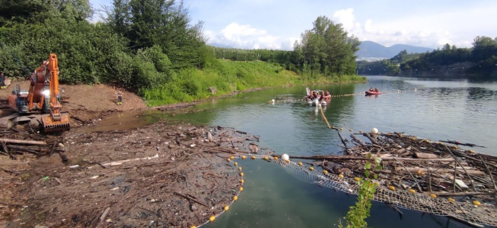 Dal legname trasportato dal Noce ai rifiuti, recuperati 150 quintali di materiale dal lago di Santa Giustina