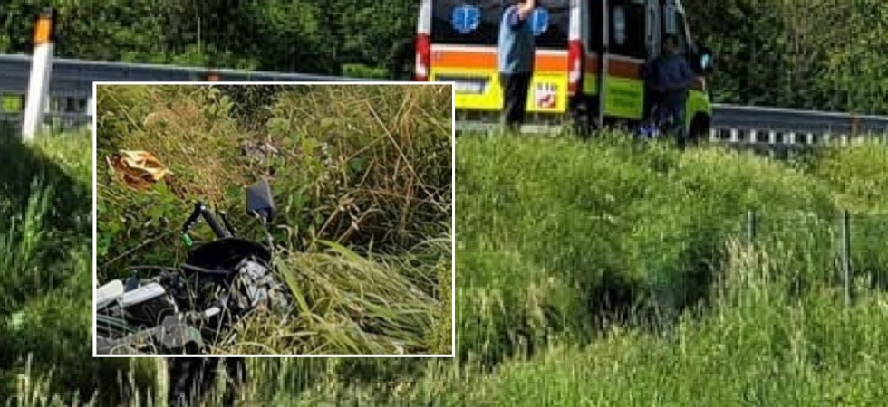 Dramma con la moto, si schianta contro un palo e finisce annegato nel ...