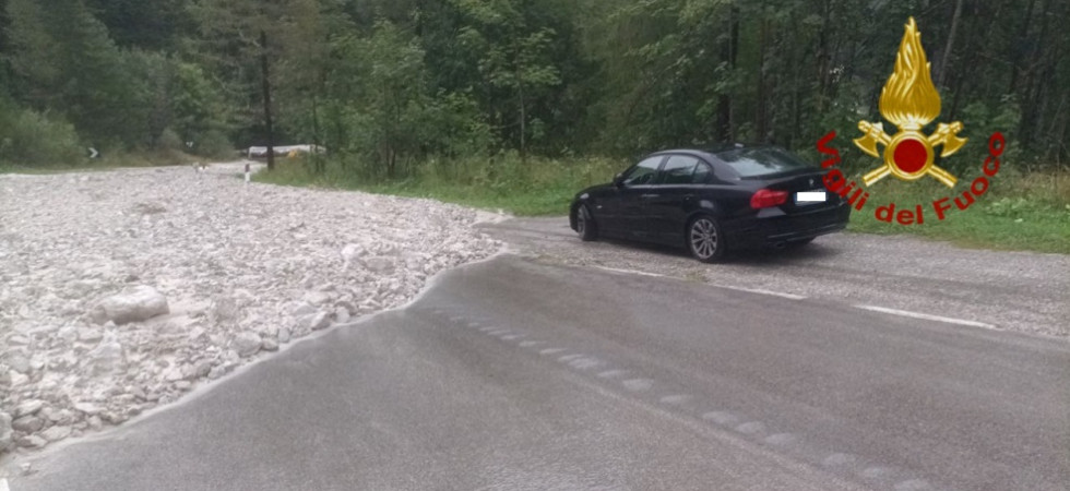 Un forte rumore e la colata di sassi e fango piomba sulla strada