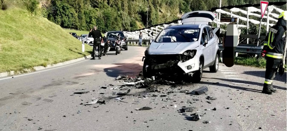 Spaventoso incidente tra due auto, il bilancio è di 5 feriti