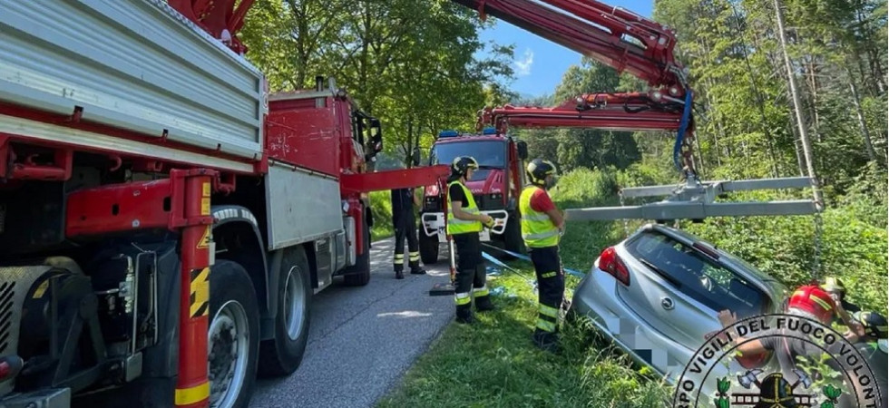 Perde il controllo dell'auto e finisce in un fosso a ridosso degli alberi