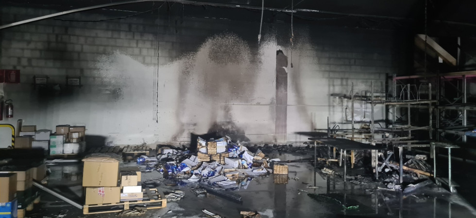 In fiamme un magazzino di Athesia: ingenti i danni alla struttura