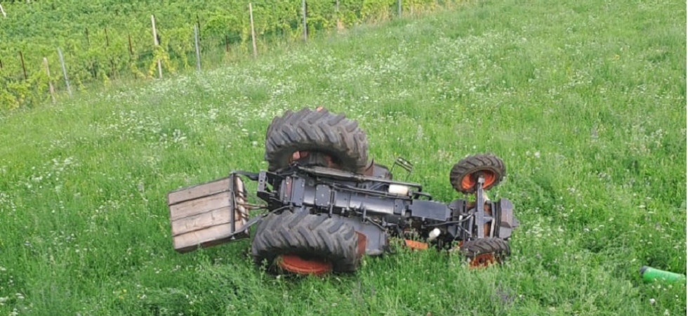 Perde il controllo del trattore ma un 75enne riesce a saltare via prima che il mezzo si rovesci sul prato