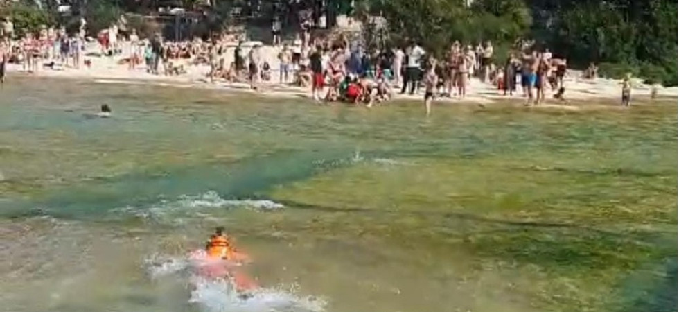 Scivola sugli scogli e sbatte la testa, ferito recuperato e soccorso dagli altri bagnanti presenti in spiaggia
