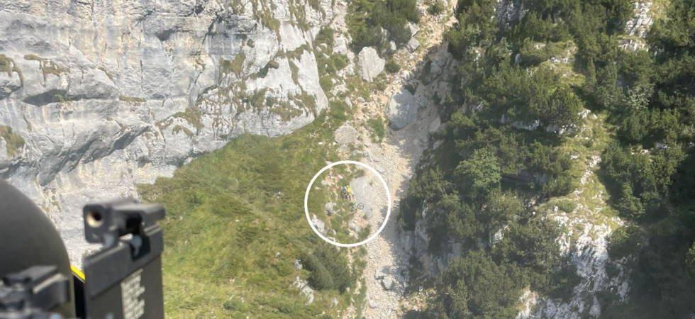 Cade più volte in bici lungo un ripido sentiero e chiede aiuto in preda ...