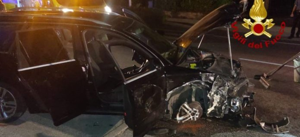 Schianto con un camion in piena notte sulla Valsugana, ma non c'è traccia del conducente dell'auto