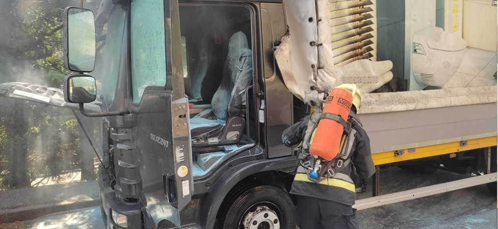 Vede il fumo e accosta alla fermata del bus, mezzo pesante avvolto dalle fiamme