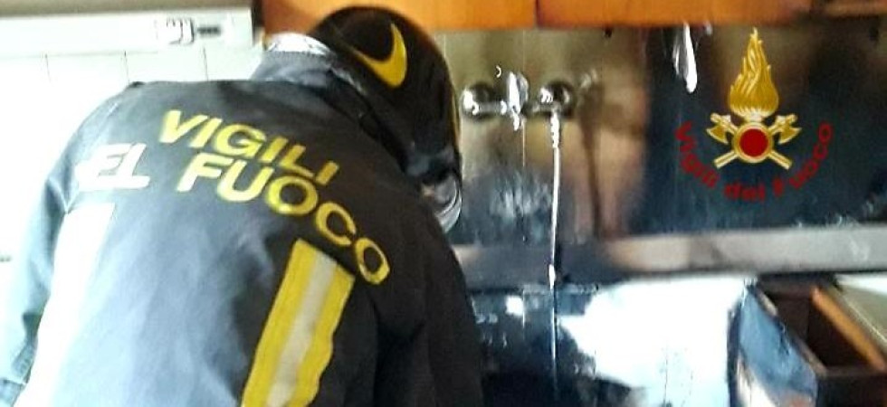 Fiamme nella cucina di un appartamento: intossicata una donna salvata dai vigili del fuoco