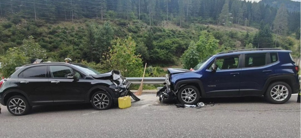 Frontale in curva, scontro tra due auto