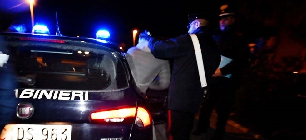 Riconosce la giacca rubata al figlio addosso ad un 30enne sul treno e chiama i carabinieri