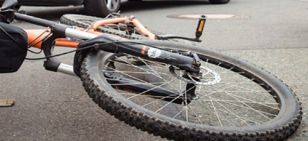 In discesa non riesce a controllare l'e-bike e finisce per schiantarsi contro una parete