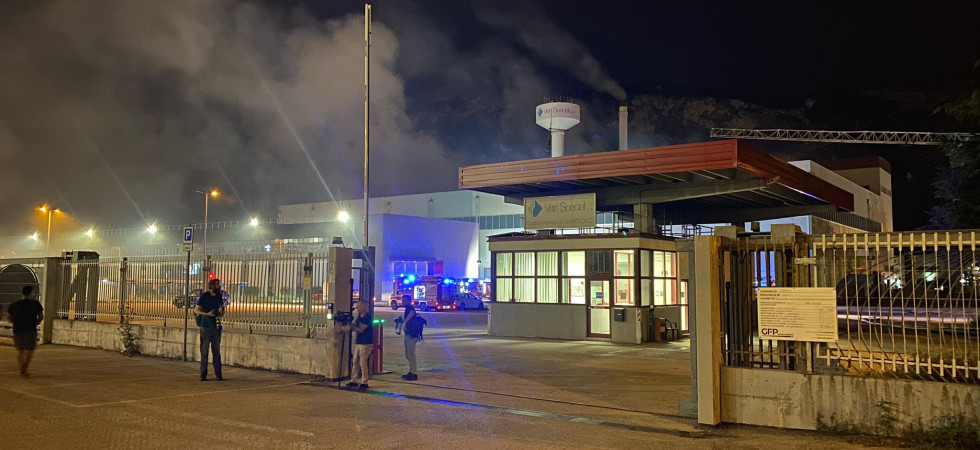 Allarme incendio alla Vetri Speciali, imponente colonna di fumo si alza dallo stabilimento