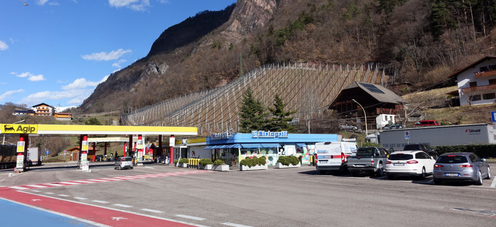 Colpo da 5 milioni di euro in A22: commerciante di gioielli derubato alla stazione di servizio