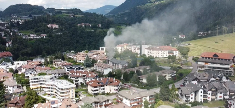 Un'alta colonna di fumo tra le case: in fiamme un appartamento