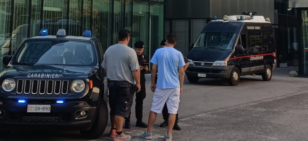 Blitz dei carabinieri, identificate 4 persone dedite all'attività di accattonaggio accampati tra i rifiuti