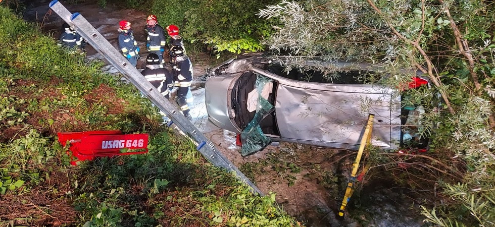 Tremendo incidente nella notte, perde il controllo dell'auto e precipita in un dirupo: un uomo elitrasportato in ospedale