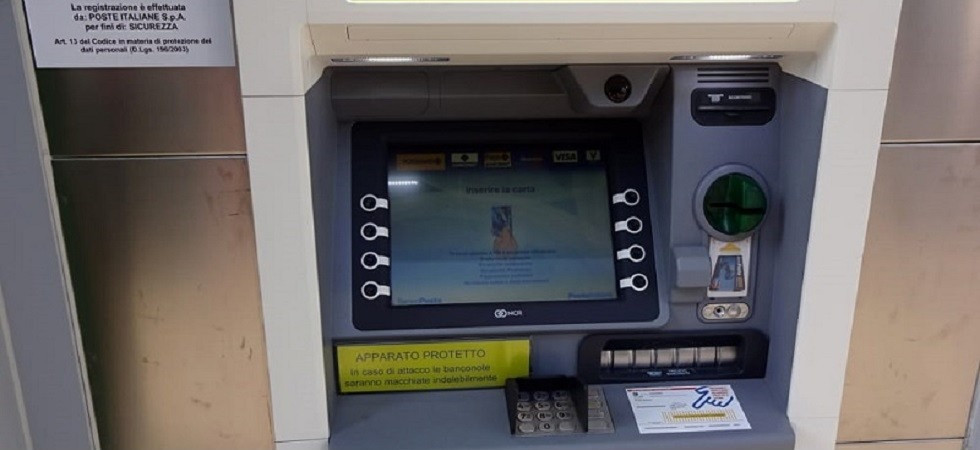 Lo minaccia per un mese obbligandolo a prelevare per estorcergli denaro: arrestato un 40enne