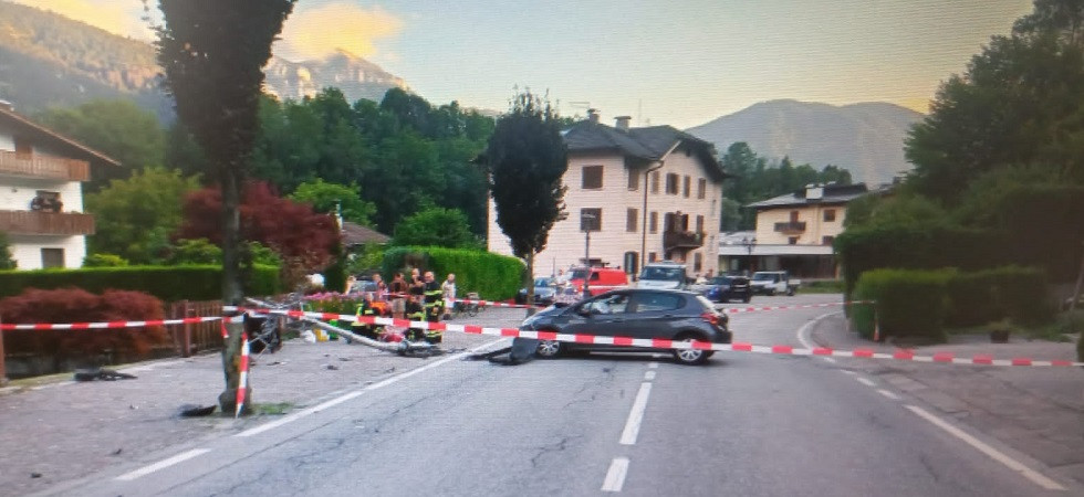 Era ubriaco l'uomo alla guida dell'auto che si è schiantata contro un palo che è poi caduto su un passeggino ferendo un