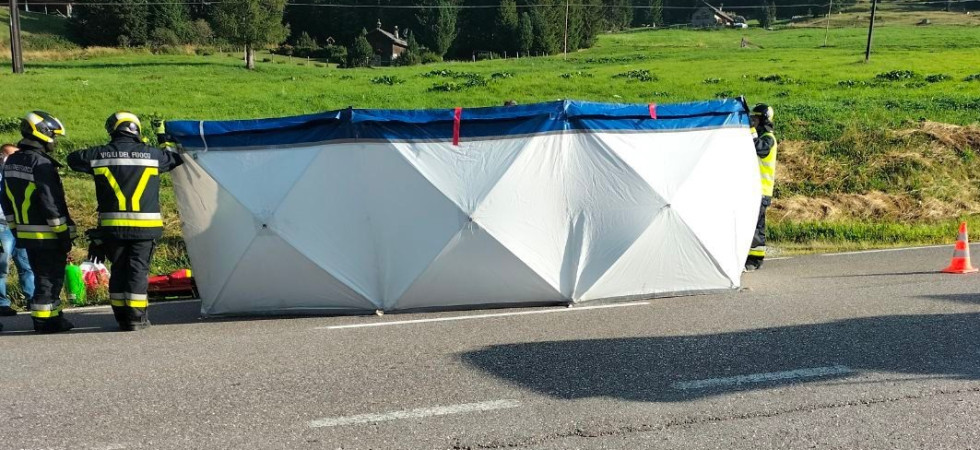 Finisce per schiantarsi con la moto contro l'auto, momenti di paura a Moena: una ragazza di 24 anni trasportata in ospedale