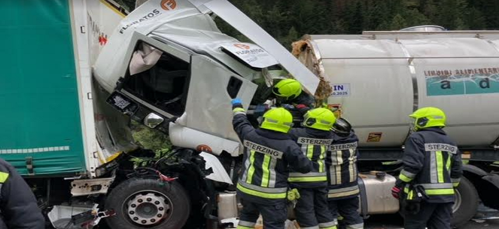 Camion cisterna centra altro autoarticolato parcheggiato nella piazzola di sosta: grave incidente sull'A22