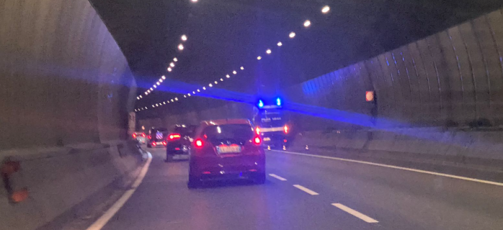 Code in tangenziale, auto bloccata nella galleria