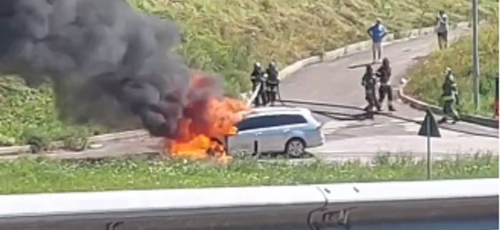 Auto in fiamme lungo la Gardesana, accorrono i vigili del fuoco per spegnere l'incendio