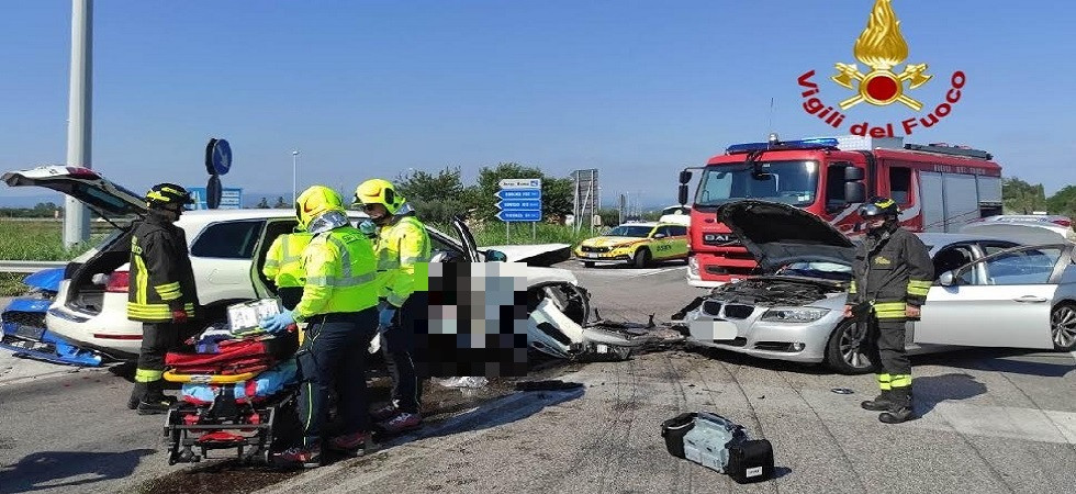 Schianto fra tre mezzi, quattro persone coinvolte: sul posto i vigili del fuoco e i soccorsi sanitari