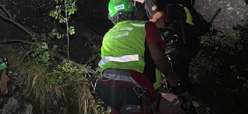 Spaventato dal maltempo rimane bloccato sulla ferrata e chiede aiuto: escursionista raggiunto dal soccorso alpino