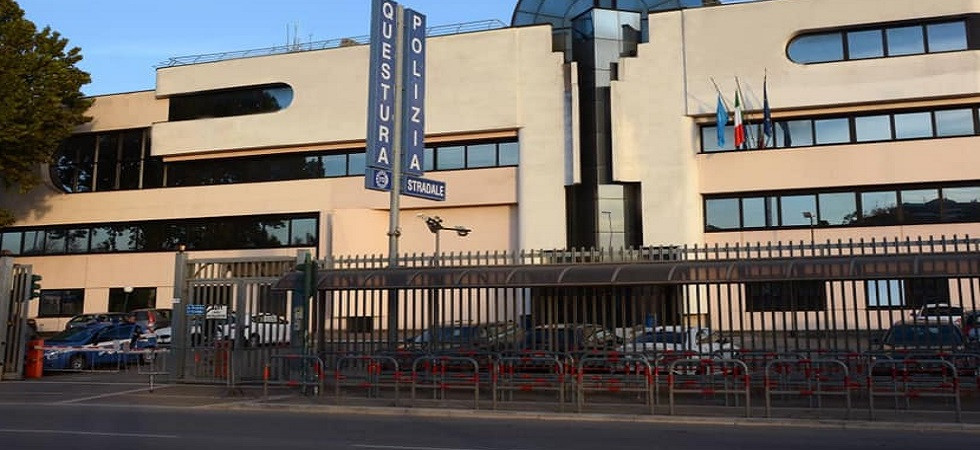 Ubriaco al volante perde il controllo dell'auto e si schianta contro il cancello della Questura: via la patente e denunciato