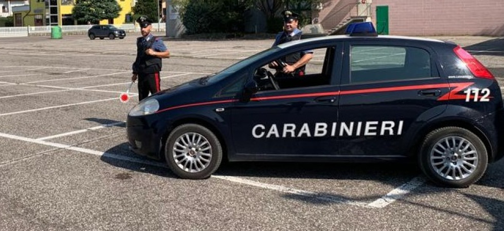 Blitz dei carabinieri, controllano un edificio abbandonato e all'interno trovano un 32enne con della cocaina e oltre 1500