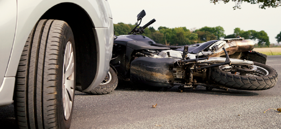 Foto archivio Incidente in moto sulla provinciale, un ragazzo finisce sull'asfalto e sbatte violentemente: elicottero sul posto