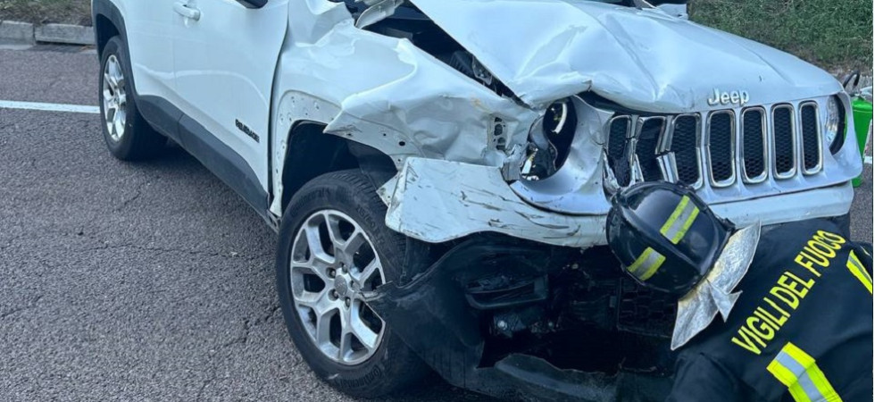 Frontale tra due auto sulla statale, un ferito è stato trasportato in gravi condizioni all'ospedale
