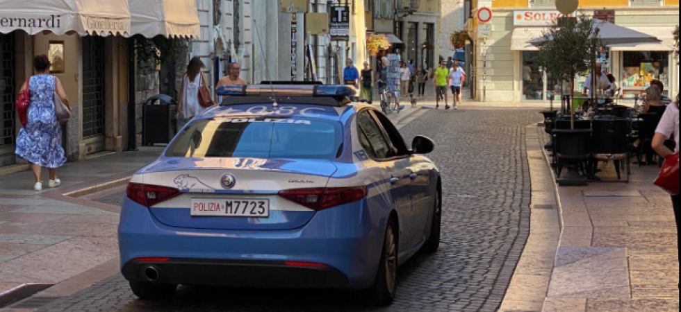 Semina il caos in centro a Trento spaventando cittadini, commercianti e turisti: bloccato dalla polizia verrà espulso