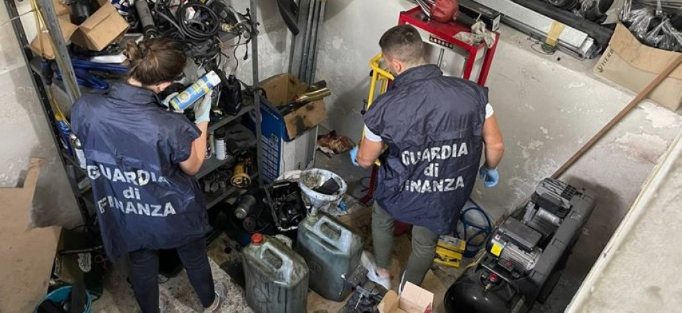 Trasforma la cantina in un'autofficina completamente sconosciuta al fisco e finisce nei guai