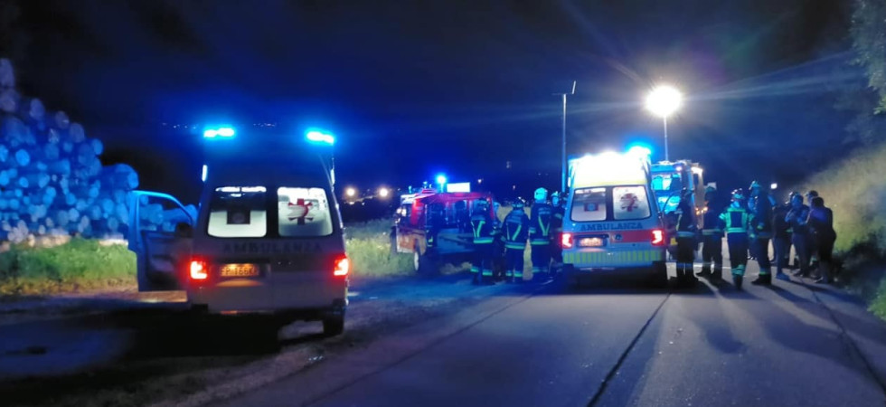 Paura nella notte, perde il controllo dell'auto esce di strada e si schianta