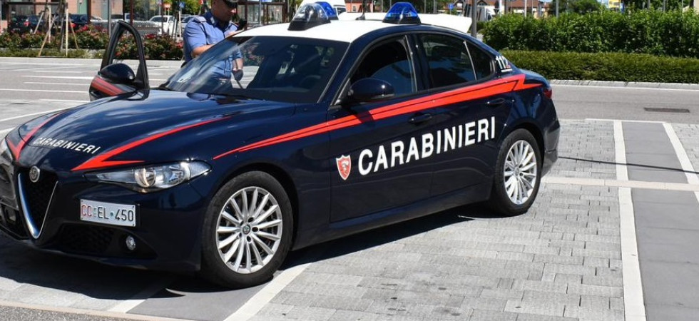 Cerca di aggredire i carabinieri con uno sgabello e poi fugge