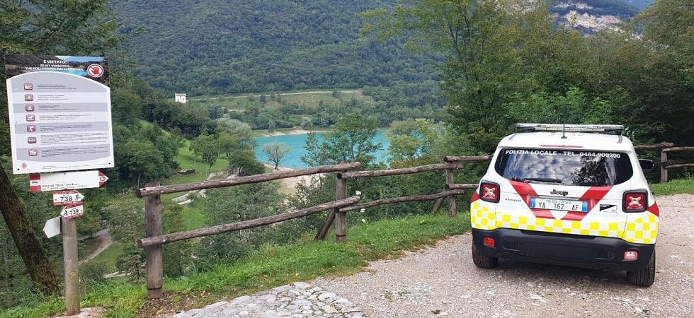 Campeggio abusivo a Ferragosto, blitz della polizia locale: 5 turisti nei guai, rischiano una multa fino a 300 euro
