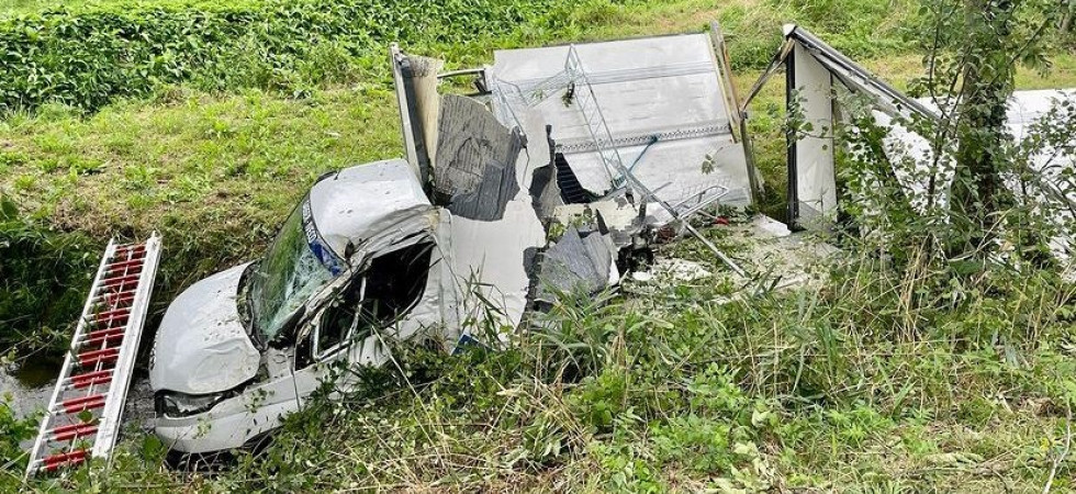 Violento schianto, distrutti due mezzi: un furgone finisce in un fossato