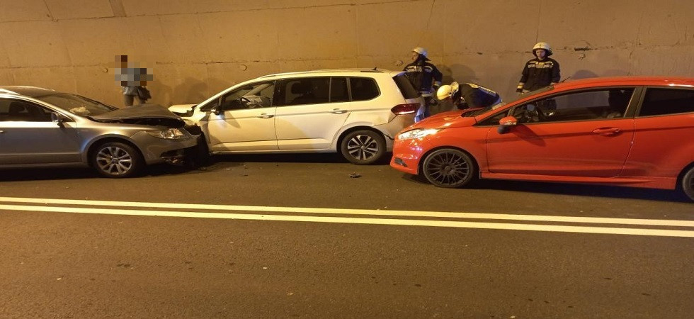 Schianto in galleria, tre macchine coinvolte: 4 persone trasportate in ospedale