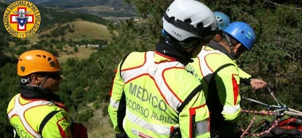Escursionista sfinita lungo il sentiero: 59enne recuperata dall'elisoccorso