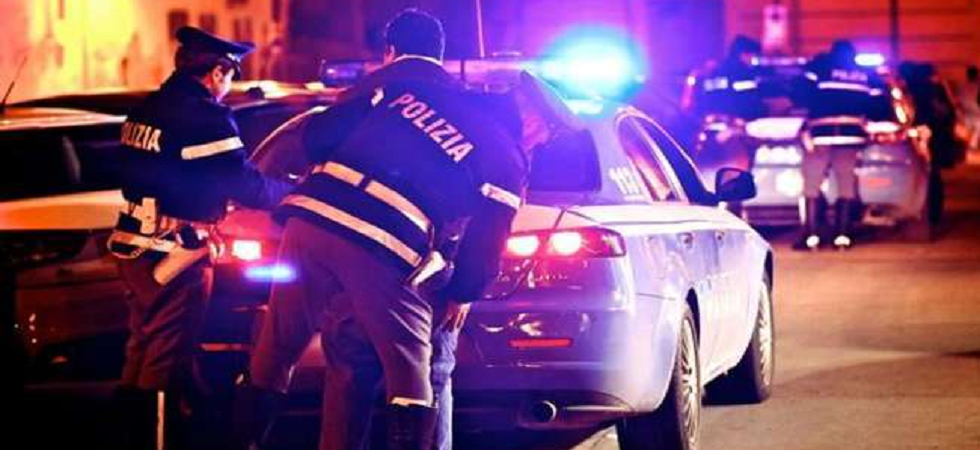 Portati in questura per urla e schiamazzi notturni appena escono cercano di rubare un motorino