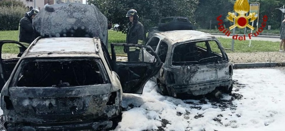 Due auto avvolte e distrutte dalle fiamme, vigili del fuoco in azione