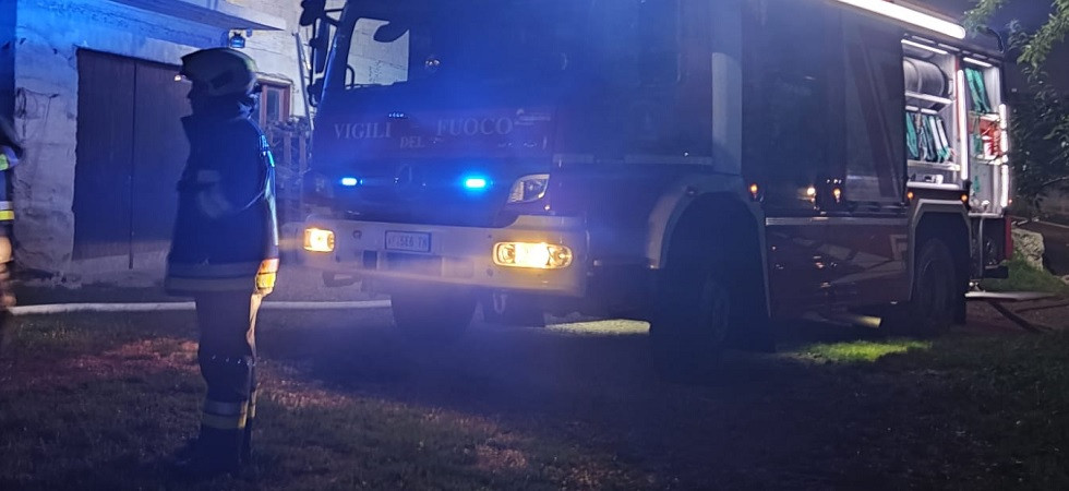 Furgone avvolto dalle fiamme, momenti di paura a Tassullo: l'incendio a poca distanza da un'abitazione