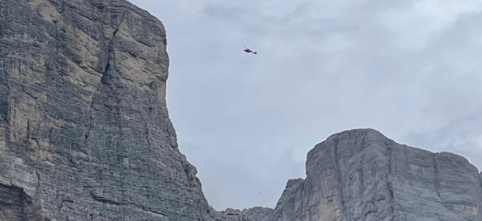 Perde l'appiglio e precipita per diversi metri, momenti di paura per un alpinista