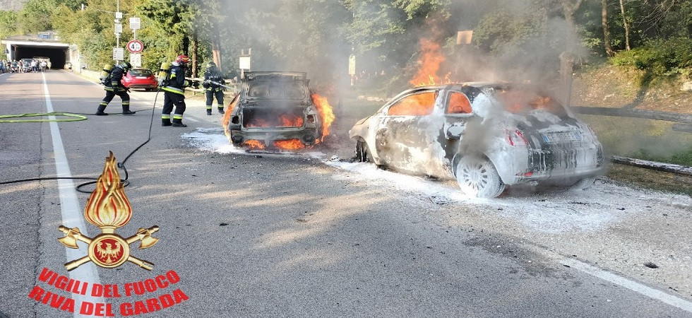 Le fiamme avvolgono e distruggono due auto, vigili del fuoco in azione