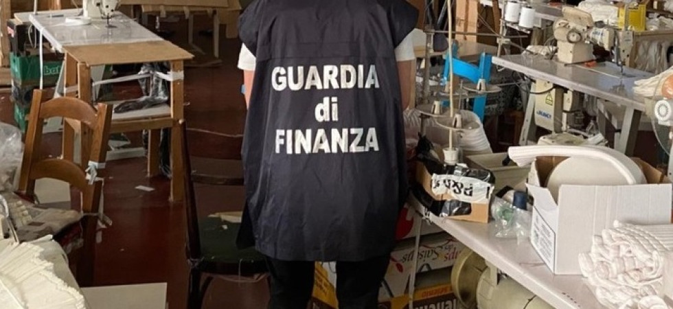 Scoperti 4 clandestini in un laboratorio tessile cinese, costretti a dormire in una stanza in precarie condizioni di igiene