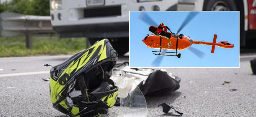 Violento schianto auto - moto, un uomo di 59 anni scaraventato sull'asfalto