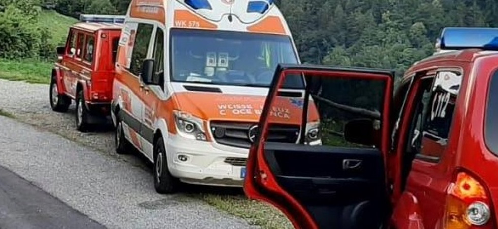 Incidente con il tandem, due turisti finiscono a terra: un uomo sbatte la testa sull'asfalto ed è in gravi condizioni