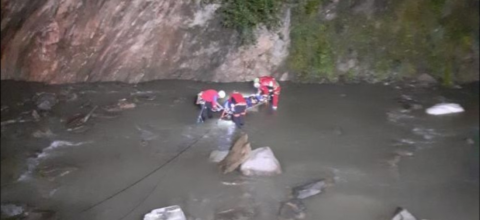 Precipita per cento metri e finisce nel torrente: trovato senza vita il corpo di un turista 60enne